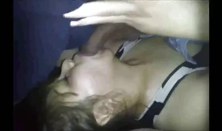 دو پا کردن با تقدیر روی انگشتان زیبای زیباترین کلیپ سکسی او