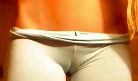MILF آمریکایی خوش شانس بیدمشک او سکس زیباترین دختر را با dildo