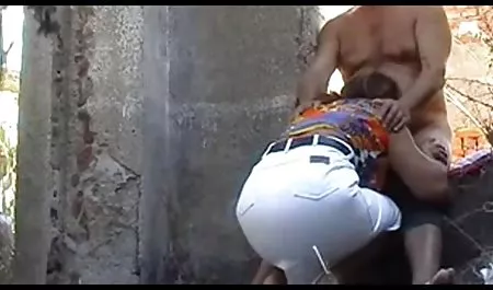 سبزه نوجوان اولین بار است که با استفاده از دوربین بر روی زیباترین سیکس جهان عکس می کشد