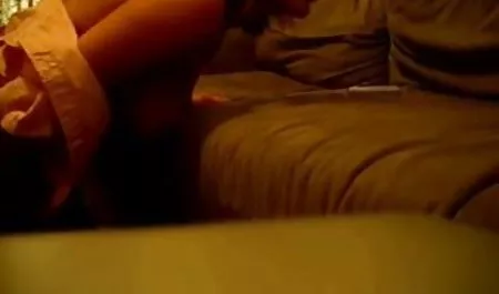 شیرینی شارلوت زیباترین کوص می خواهد یک درس ناخن توسط ناپدری